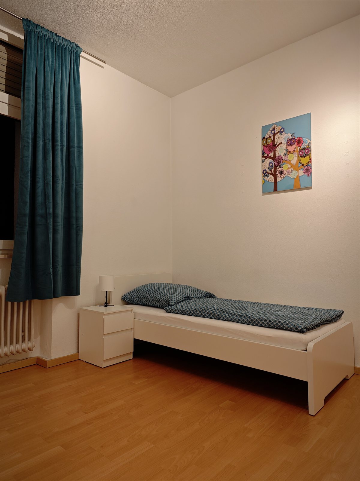 Einzelschlafzimmer mit Wandbild