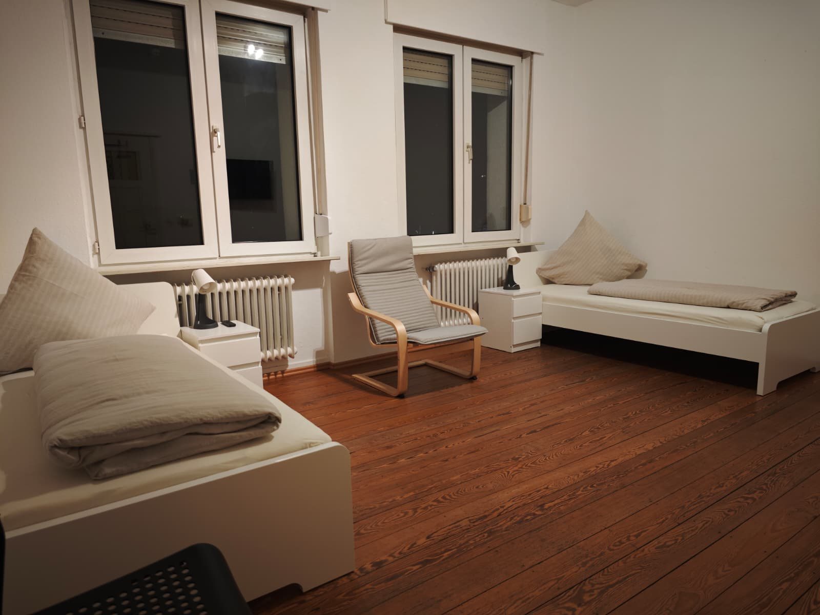 Großes Schlafzimmer mit Hartholz-Boden