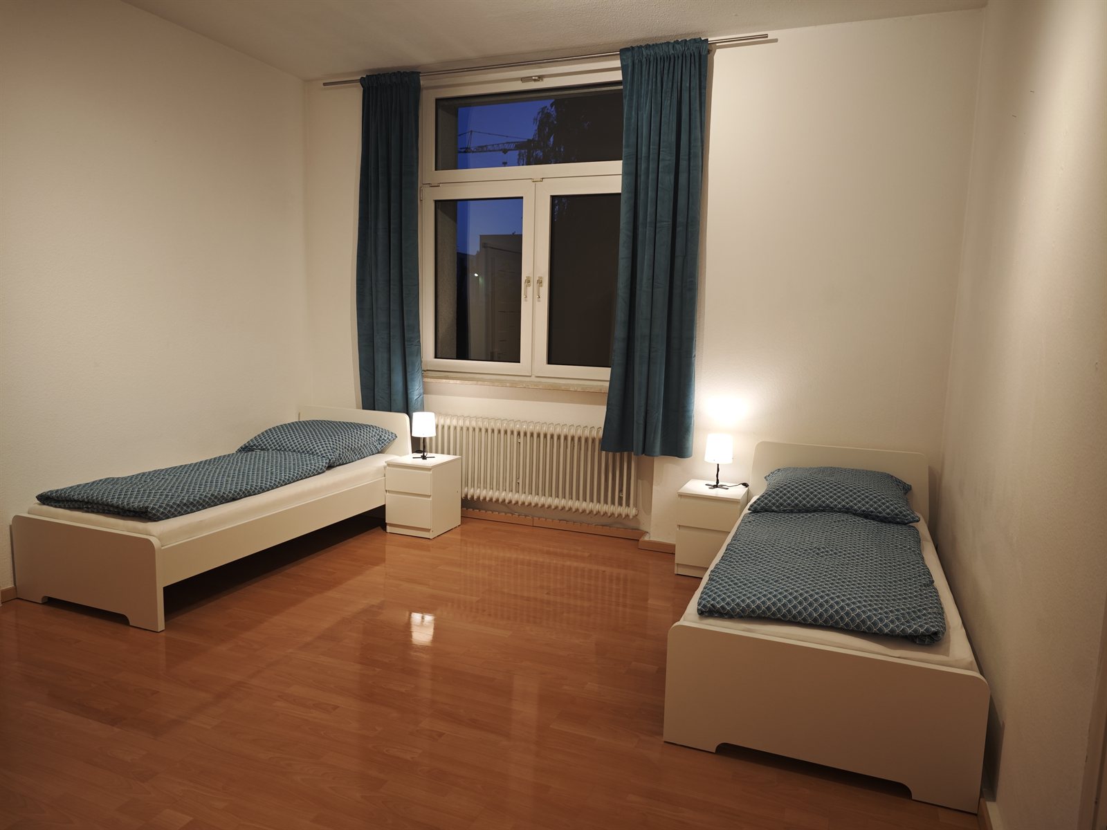 Schlafzimmer mit zwei Einzelbetten