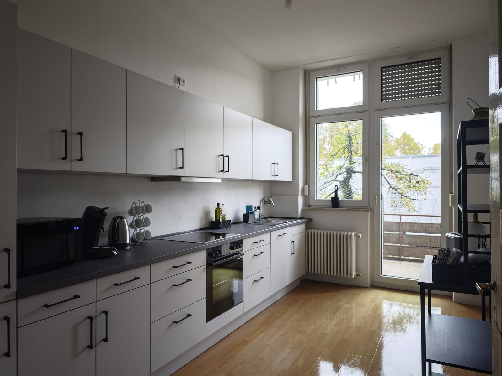Fully equipped kitchen with balcony access